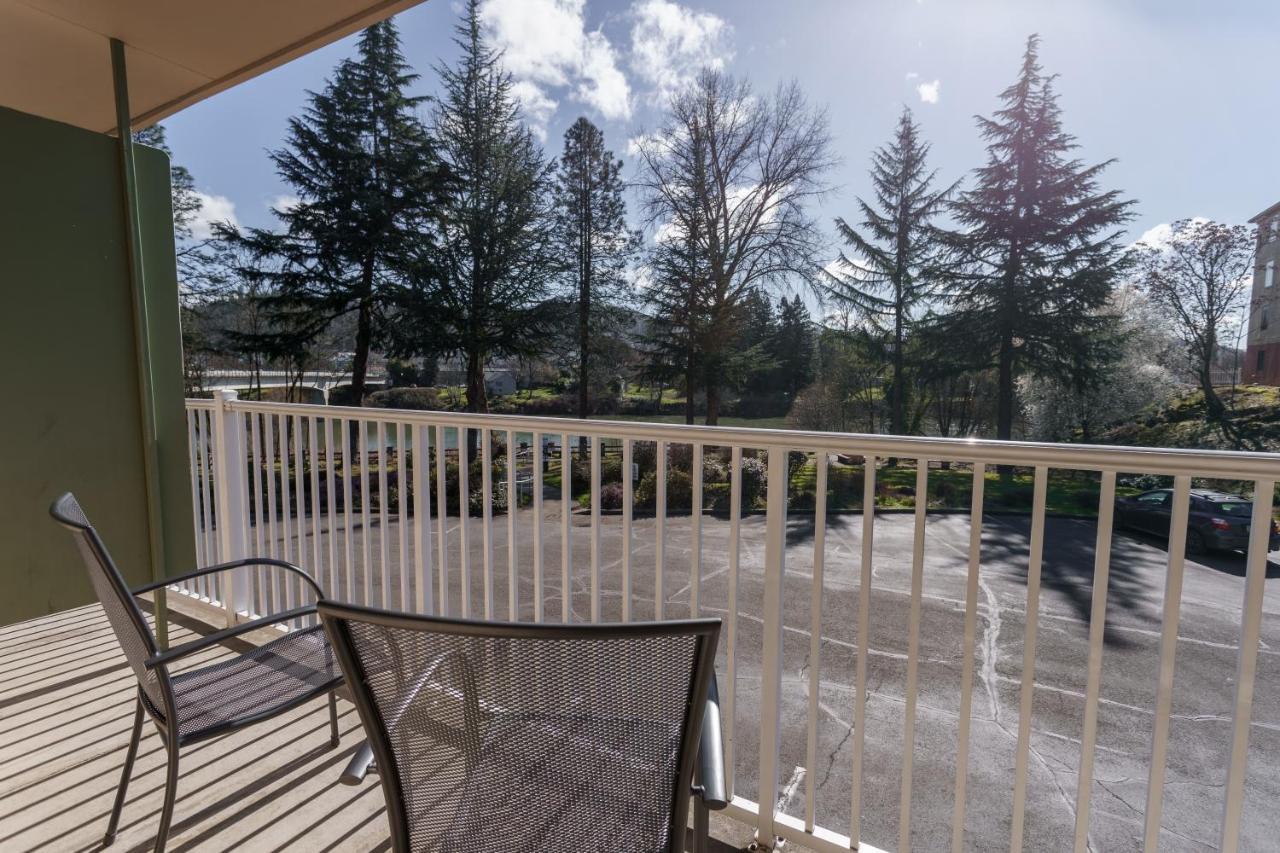 Riverfront Inn Roseburg Zewnętrze zdjęcie