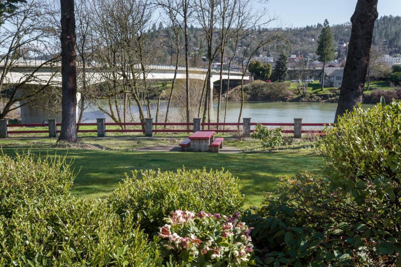 Riverfront Inn Roseburg Zewnętrze zdjęcie