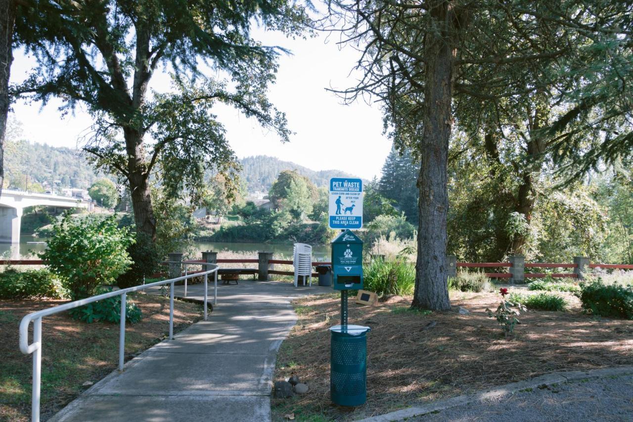 Riverfront Inn Roseburg Zewnętrze zdjęcie